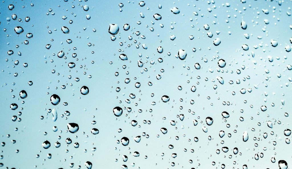 Et si chaque goutte de pluie contribuait à générer de l'électricité ? // Source : Pixabay Et si chaque goutte de pluie contribuait à générer de l'électricité ? // Source : Pixabay