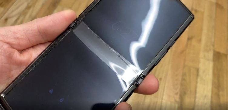 La bulle d'air entre les couches de l'écran du Razr // Source : Vidéo par Input La bulle d'air entre les couches de l'écran du Razr // Source : Vidéo par Input