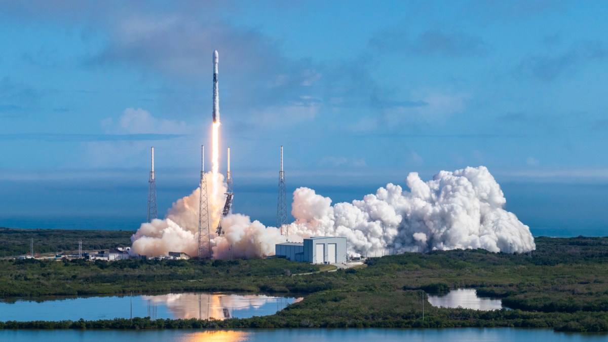 Le lancement de la fusée Falcon 9 le 17 février 2020. // Source : Flickr/CC/Official SpaceX Photos (photo recadrée) Le lancement de la fusée Falcon 9 le 17 février 2020. // Source : Flickr/CC/Official SpaceX Photos (photo recadrée)