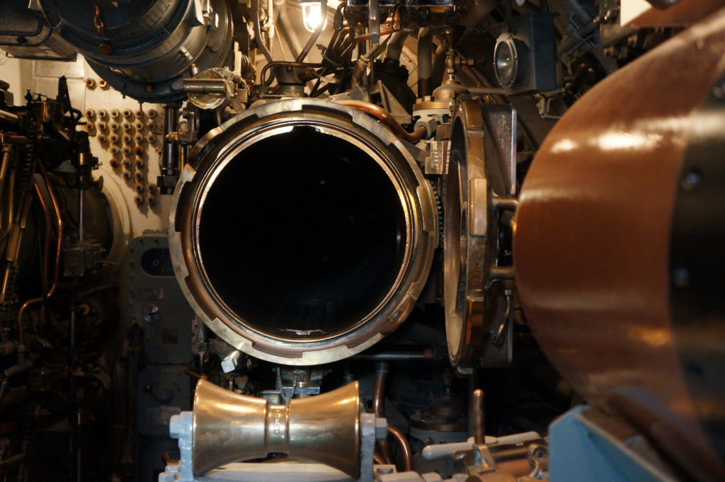Un tube à torpille dans un sous-marin. // Source : Jeanne Masar