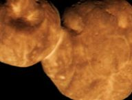 Arrokoth. // Source : Wikimedia/CC/NASA/Johns Hopkins University Applied Physics Laboratory/Southwest Research Institute/Roman Tkachenko. (photo recadrée et modifiée)