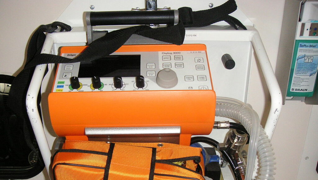Un respirateur dans une ambulance allemande // Source : Wikimedia/Ernstl Un respirateur dans une ambulance allemande // Source : Wikimedia/Ernstl