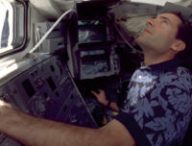 Jean-François Clervoy en mission pour réparer le télescope Hubble. // Source : Flickr/CC/NASA Johnson (photo recadrée)
