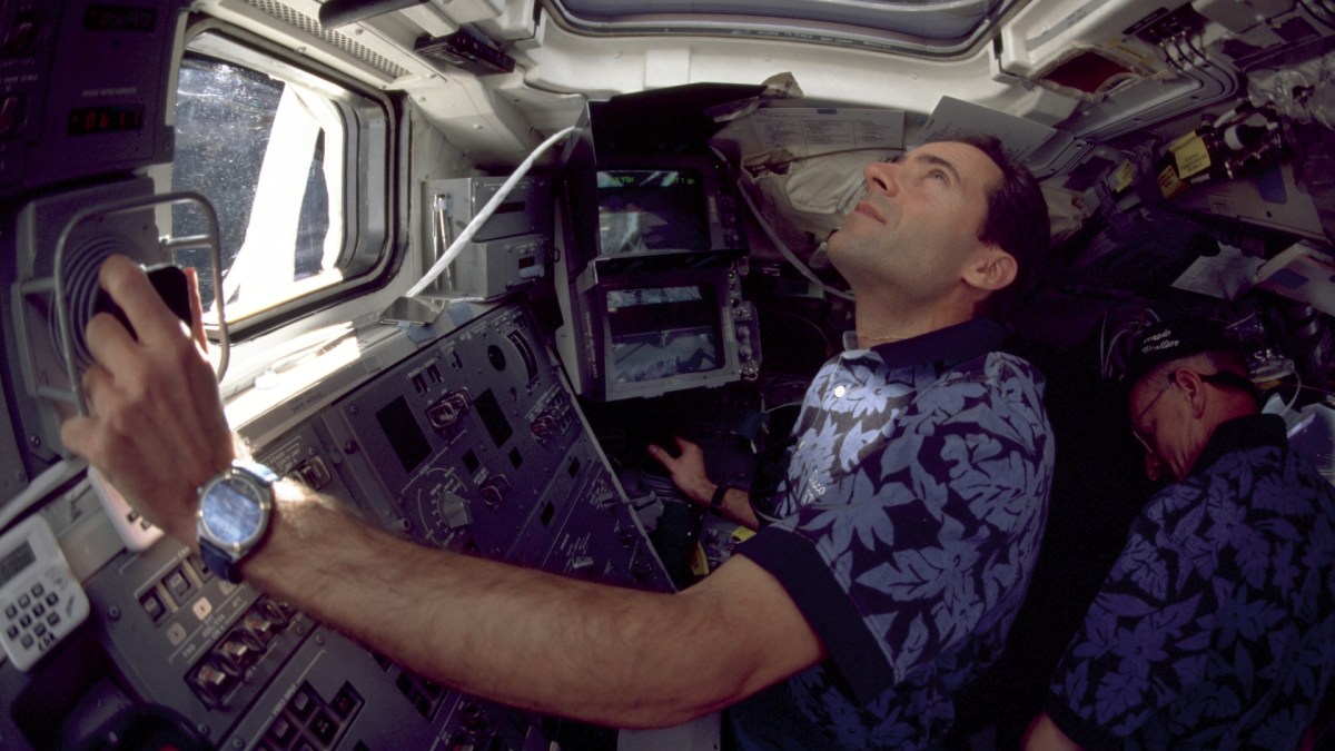 Jean-François Clervoy en mission pour réparer le télescope Hubble. // Source : Flickr/CC/NASA Johnson (photo recadrée) Jean-François Clervoy en mission pour réparer le télescope Hubble. // Source : Flickr/CC/NASA Johnson (photo recadrée)