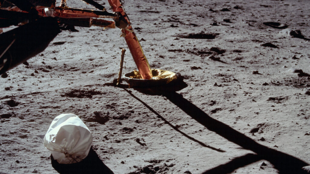 Les astronautes amènent leurs déchets sur la Lune. Ici, le sac poubelle jeté en dehors du module lors de la mission Apollo 11. // Source : Flickr/CC/Project Apollo Archive (photo recadrée) Les astronautes amènent leurs déchets sur la Lune. Ici, le sac poubelle jeté en dehors du module lors de la mission Apollo 11. // Source : Flickr/CC/Project Apollo Archive (photo recadrée)