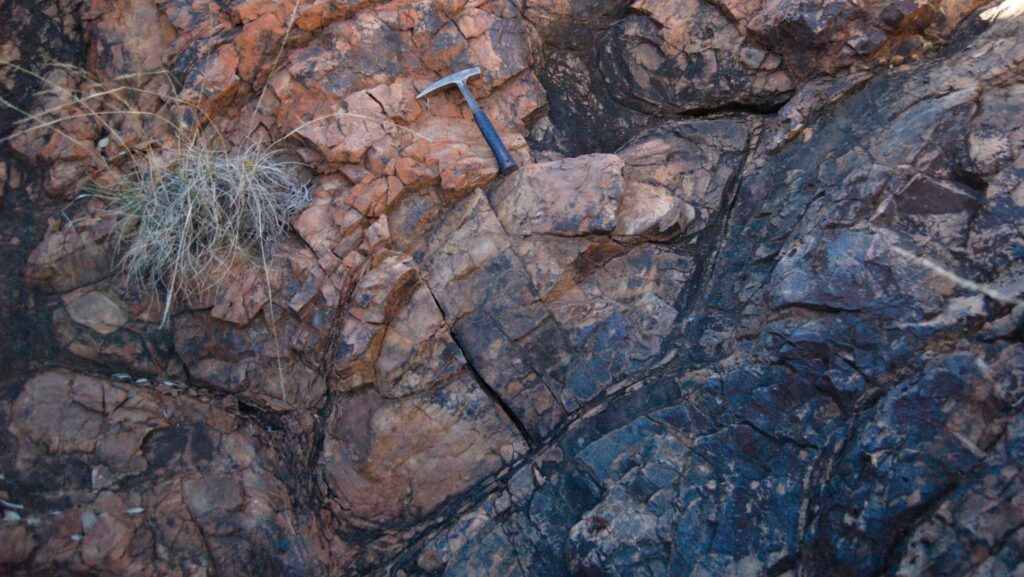 Voici la roche qui a été étudiée par les chercheurs pour leur étude. Ce basalt est âgé de 3,2 milliards d'années. // Source : Benjamin Johnson Voici la roche qui a été étudiée par les chercheurs pour leur étude. Ce basalt est âgé de 3,2 milliards d'années. // Source : Benjamin Johnson
