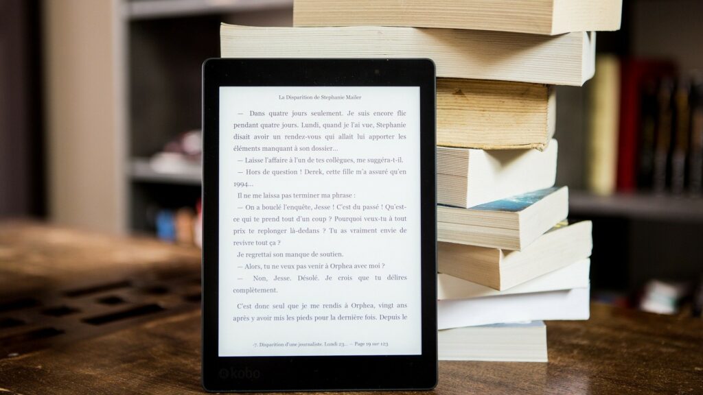 Pendant cette période de confinement, vous pouvez alterner les livres de votre pile à lire et de nouveaux livres numériques. // Source : Pixabay Pendant cette période de confinement, vous pouvez alterner les livres de votre pile à lire et de nouveaux livres numériques. // Source : Pixabay