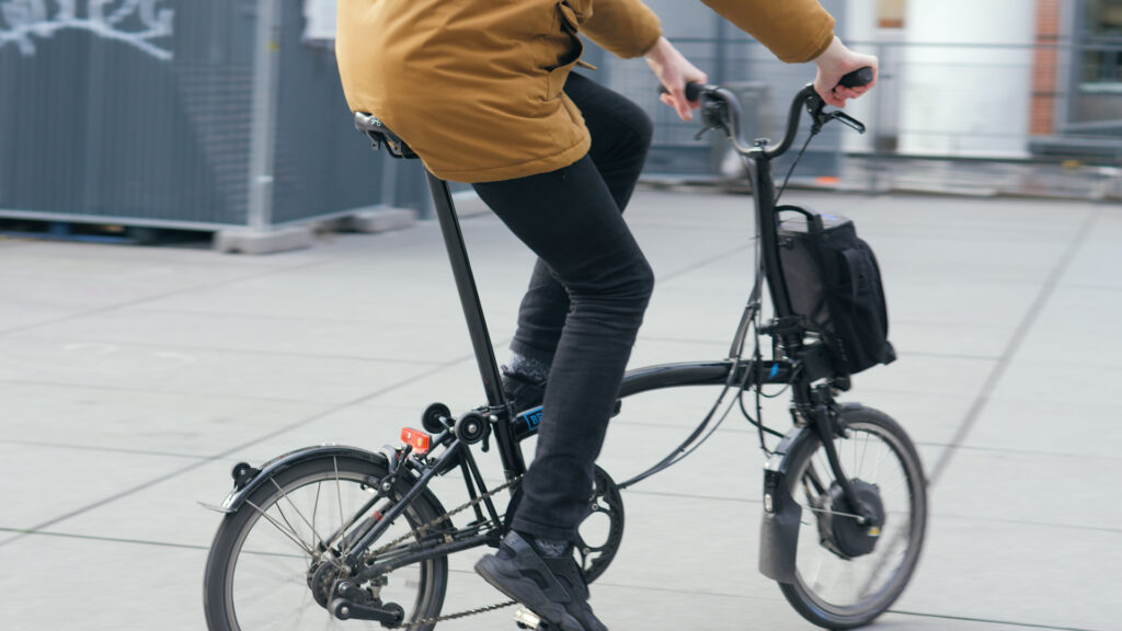 Le vélo électrique Brompton Electric // Source : Louise Audry pour Numerama