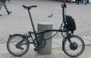 Le vélo électrique Brompton Electric // Source : Louise Audry pour Numerama