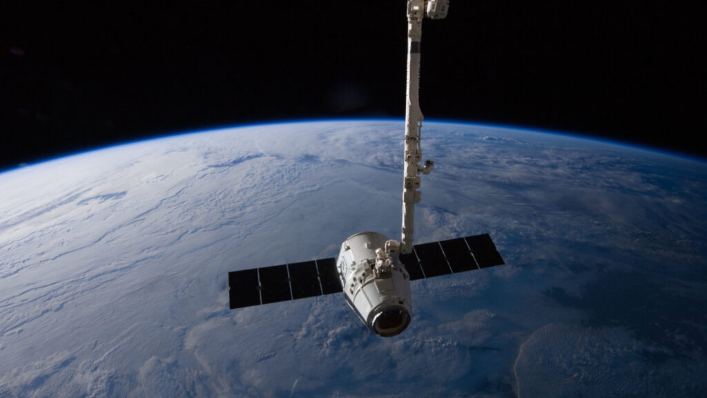 La capsule Dragon amarrée à l'ISS en 2012. // Source : Flickr/CC/Nasa Johnson (photo recadrée) La capsule Dragon amarrée à l'ISS en 2012. // Source : Flickr/CC/Nasa Johnson (photo recadrée)