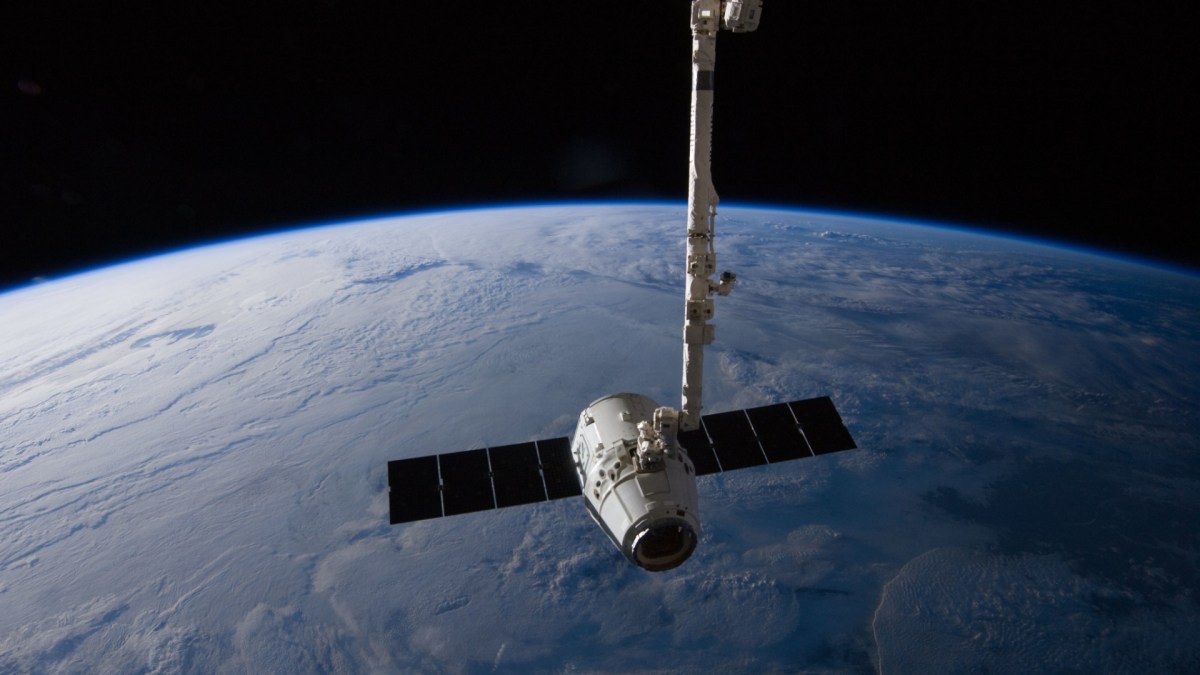 La capsule Dragon amarrée à l'ISS en 2012. // Source : Flickr/CC/Nasa Johnson (photo recadrée) La capsule Dragon amarrée à l'ISS en 2012. // Source : Flickr/CC/Nasa Johnson (photo recadrée)