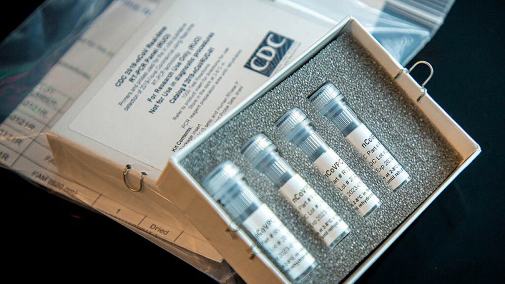 À quoi ressemble un kit de dépistage de SRAS-CoV-2 de type de PCR. // Source : CDC À quoi ressemble un kit de dépistage de SRAS-CoV-2 de type de PCR. // Source : CDC
