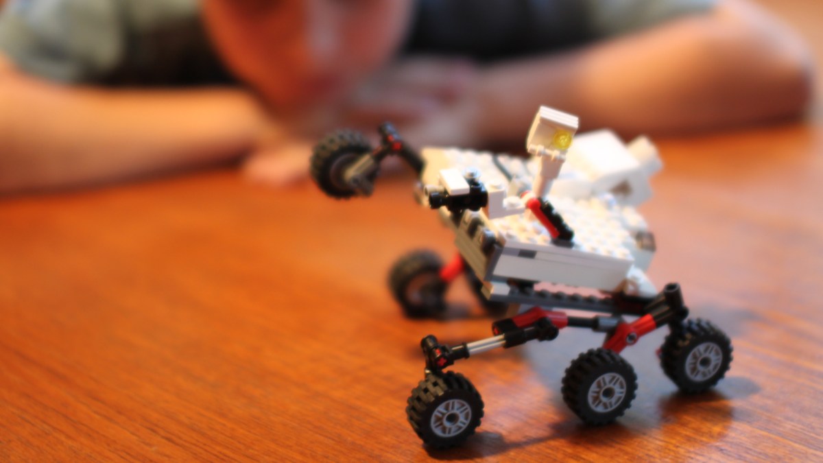 Le rover Curiosity en Lego. // Source : Flickr/CC/Rasmus Lerdorf (photo recadrée) Le rover Curiosity en Lego. // Source : Flickr/CC/Rasmus Lerdorf (photo recadrée)