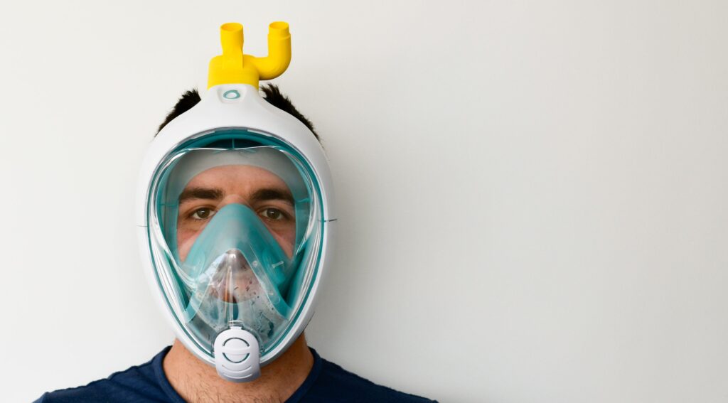 Test d'adaptation d'un masque Easybreath à un respirateur // Source : isinnova.it Test d'adaptation d'un masque Easybreath à un respirateur // Source : isinnova.it