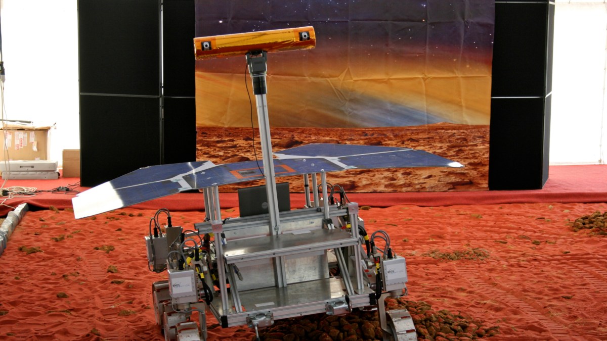 Un prototype du rover de la mission ExoMars. // Source : Wikimedia/CC/ Mike Peel (photo recadrée) Un prototype du rover de la mission ExoMars. // Source : Wikimedia/CC/ Mike Peel (photo recadrée)