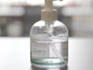 Du gel hydroalcoolique grand public // Source : Louise Audry pour Numerama