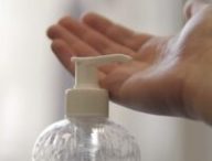 Du gel hydroalcoolique grand public // Source : Louise Audry pour Numerama