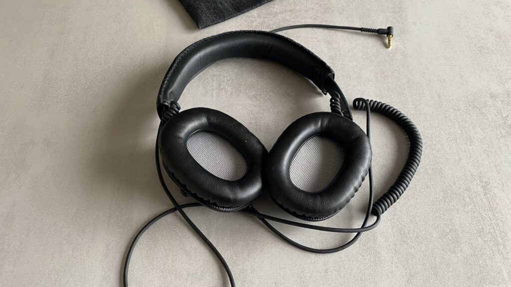 Le casque Marshall Monitor II A.N.C. et son fil // Source : Maxime Claudel pour Numerama Le casque Marshall Monitor II A.N.C. et son fil // Source : Maxime Claudel pour Numerama