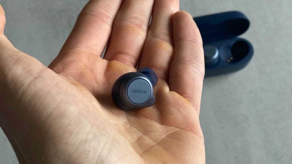 Un écouteur Jabra Elite Active 75t // Source : Maxime Claudel pour Numerama