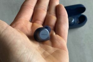 Un écouteur Jabra Elite Active 75t // Source : Maxime Claudel pour Numerama Un écouteur Jabra Elite Active 75t // Source : Maxime Claudel pour Numerama