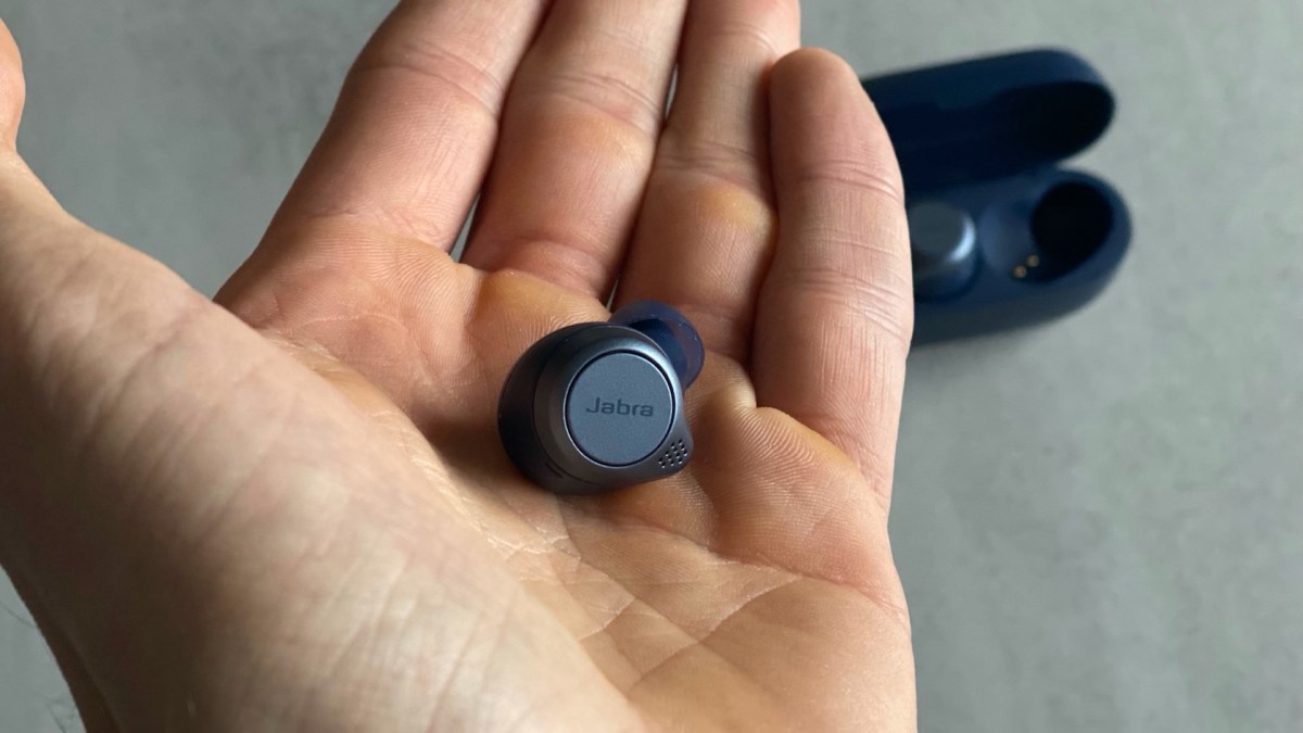 Un écouteur Jabra Elite Active 75t // Source : Maxime Claudel pour Numerama Un écouteur Jabra Elite Active 75t // Source : Maxime Claudel pour Numerama