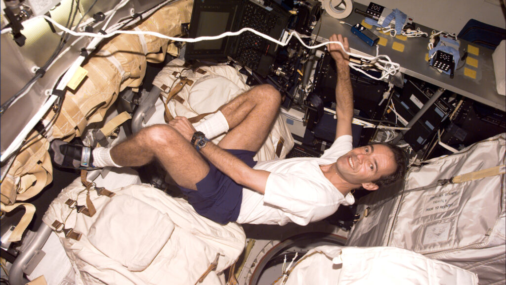 L'astronaute Jean-François Clervoy pendant la mission STS-103. // Source : Flickr/CC/Nasa Johnson (photo recadrée) L'astronaute Jean-François Clervoy pendant la mission STS-103. // Source : Flickr/CC/Nasa Johnson (photo recadrée)