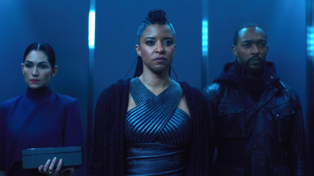 Danica Harlan (Lela Loren), Quellcrist Falconer (Renée Elise Goldsberry), Takeshi Kovacs (Anthony Mackie). // Source : Netflix Danica Harlan (Lela Loren), Quellcrist Falconer (Renée Elise Goldsberry), Takeshi Kovacs (Anthony Mackie). // Source : Netflix