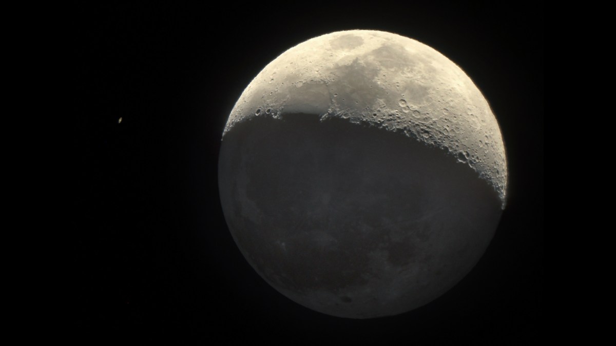 Conjonction entre la Lune et Saturne. // Source : Flickr/CC/Rob (photo recadrée) Conjonction entre la Lune et Saturne. // Source : Flickr/CC/Rob (photo recadrée)