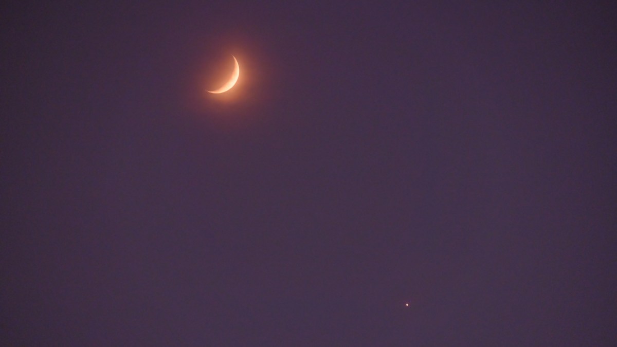 Une conjonction entre la Lune et Vénus. // Source : Flickr/CC/taro96b (photo recadrée) Une conjonction entre la Lune et Vénus. // Source : Flickr/CC/taro96b (photo recadrée)