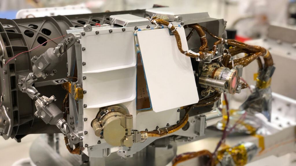 L'instrument SHERLOC sur le bras robotique du rover. // Source : NASA/JPL-Caltech (photo recadrée) L'instrument SHERLOC sur le bras robotique du rover. // Source : NASA/JPL-Caltech (photo recadrée)