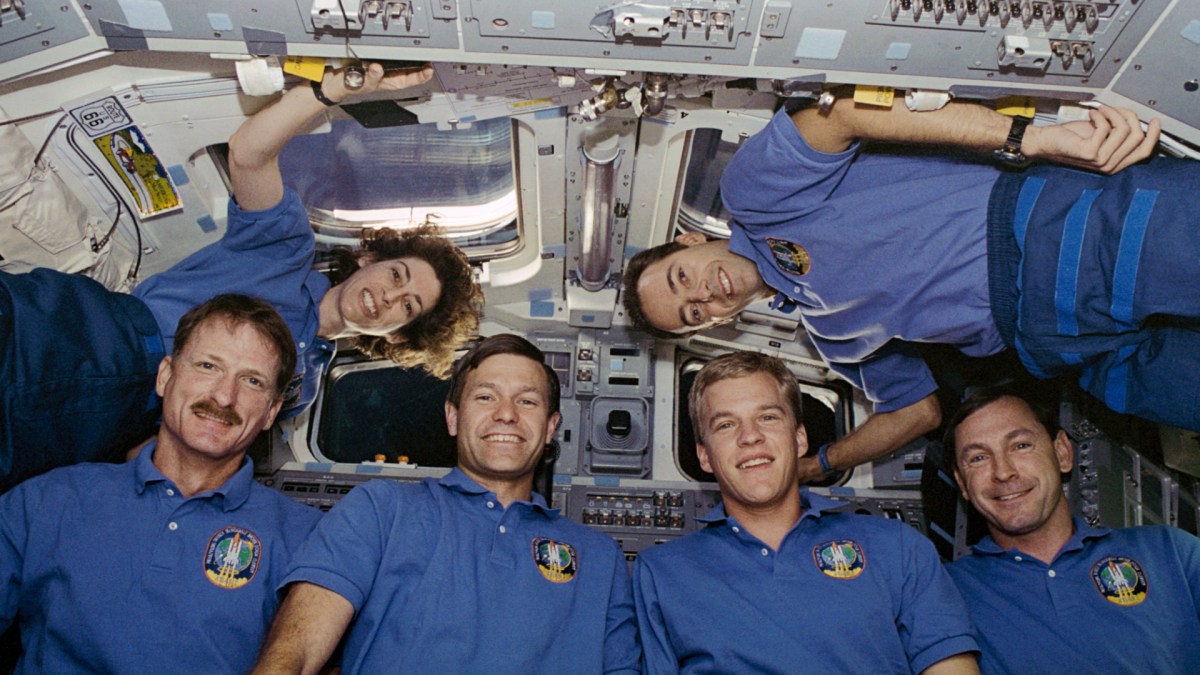 Une mission à bord de la navette spatiale Atlantis. L'astronaute Jean-François Clervoy est à droite. // Source : Flickr/CC/Nasa Johnson (photo recadrée) Une mission à bord de la navette spatiale Atlantis. L'astronaute Jean-François Clervoy est à droite. // Source : Flickr/CC/Nasa Johnson (photo recadrée)