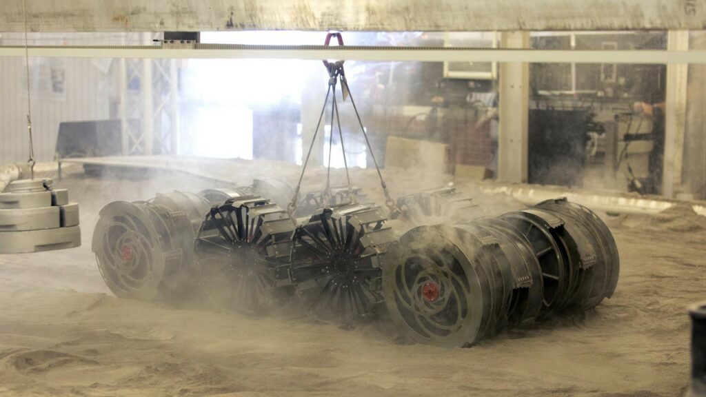 Le robot minier RASSOR, qui sera destiné à excaver le régolithe lunaire. // Source : Nasa Le robot minier RASSOR, qui sera destiné à excaver le régolithe lunaire. // Source : Nasa