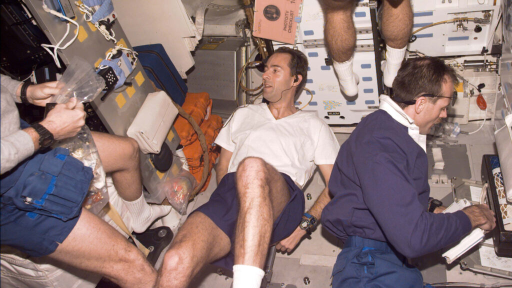 Jean-François Clervoy en mission le 21 décembre 1999. // Source : Flickr/CC/NASA Johnson (photo recadrée) Jean-François Clervoy en mission le 21 décembre 1999. // Source : Flickr/CC/NASA Johnson (photo recadrée)