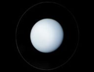 Vue d'artiste d'Uranus à partir des images de Voyager 2 le 22 janvier 1986. // Source : Flickr/CC/NASA/JPL-Caltech/Kevin M. Gill (photo recardée et modifiée)