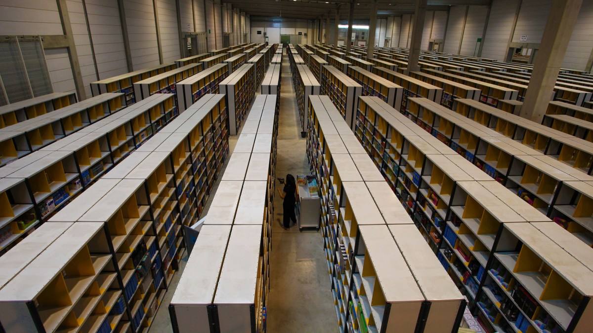 À l'intérieur du centre logisitique de Chalon. // Source : Amazon À l'intérieur du centre logisitique de Chalon. // Source : Amazon