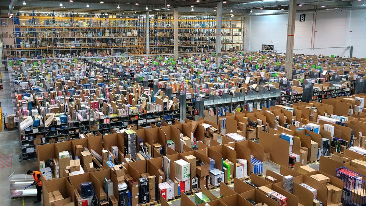 Un centre espagnol Amazon // Source : Wikimedia Commons/Álvaro Ibáñez Un centre espagnol Amazon // Source : Wikimedia Commons/Álvaro Ibáñez