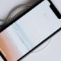 Un téléphone en pleine recharge. // Source : Pexels/cottonbro (photo recadrée)