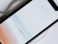Un téléphone en pleine recharge. // Source : Pexels/cottonbro (photo recadrée) Un téléphone en pleine recharge. // Source : Pexels/cottonbro (photo recadrée)