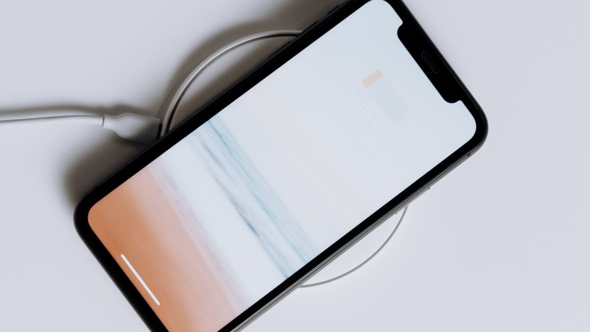 Un téléphone en pleine recharge. // Source : Pexels/cottonbro (photo recadrée) Un téléphone en pleine recharge. // Source : Pexels/cottonbro (photo recadrée)