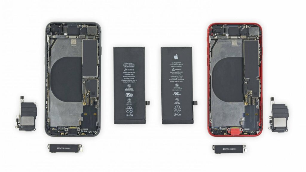 Entrailles d'un iPhone 8 (à gauche) et d'un iPhone SE (à droite) // Source : iFixit Entrailles d'un iPhone 8 (à gauche) et d'un iPhone SE (à droite) // Source : iFixit