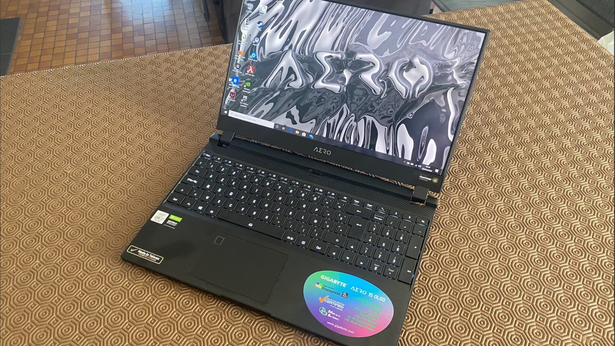 Écran du PC Gigabyte Aero 15 OLED // Source : Maxime Claudel pour Numerama Écran du PC Gigabyte Aero 15 OLED // Source : Maxime Claudel pour Numerama