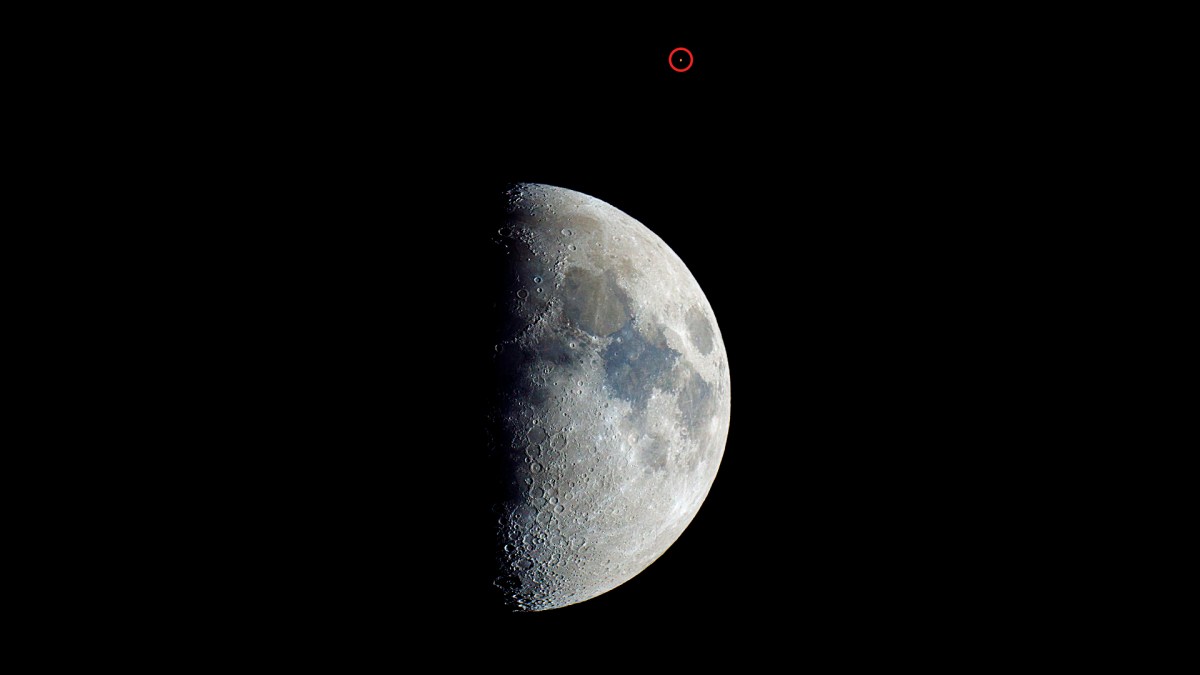 Une conjonction entre la Lune et Mars en juillet 2014. // Source : Flickr/CC/Rob Pettengill (photo recadrée et annotée) Une conjonction entre la Lune et Mars en juillet 2014. // Source : Flickr/CC/Rob Pettengill (photo recadrée et annotée)