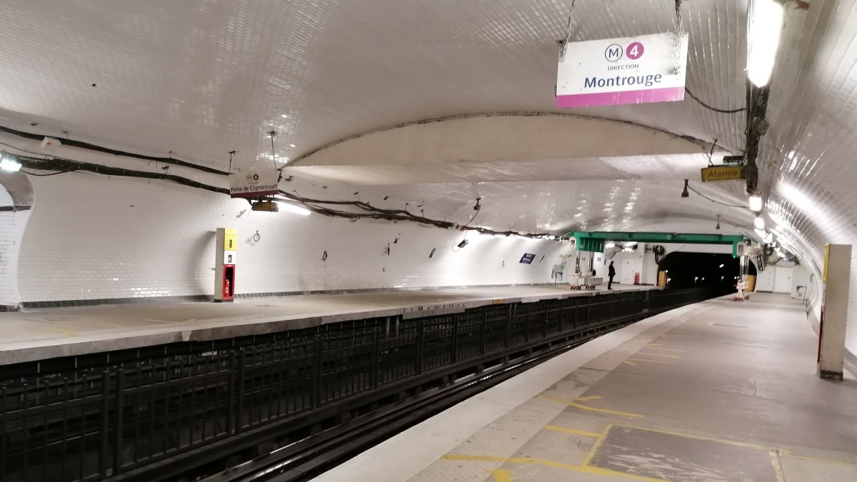 Station de métro Denfert-Rochereau, déserte, en plein confinement. // Source : L.Genet Station de métro Denfert-Rochereau, déserte, en plein confinement. // Source : L.Genet