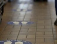La distanciation sociale est l'un des meilleurs moyens pour éviter la propagation du coronavirus, pour tous les modes de transmission. Raison pour laquelle le confinement doit être respecté sur du long terme. // Source : GoToVan