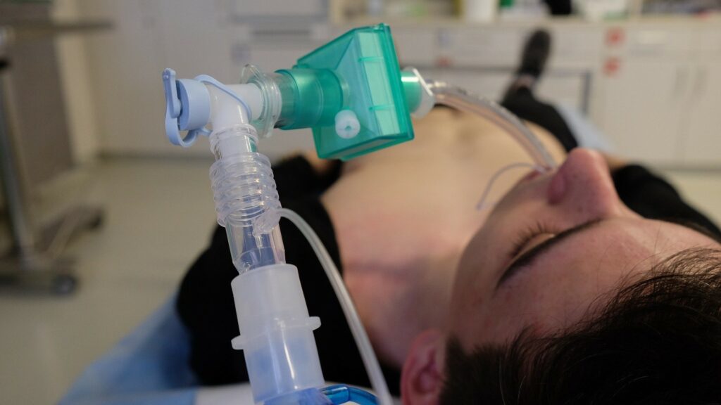 L'objectif est aussi d'éviter que des patients soient mis sous respirateur artificiel, ou que cette situation dure trop longtemps. // Source : Pixabay L'objectif est aussi d'éviter que des patients soient mis sous respirateur artificiel, ou que cette situation dure trop longtemps. // Source : Pixabay