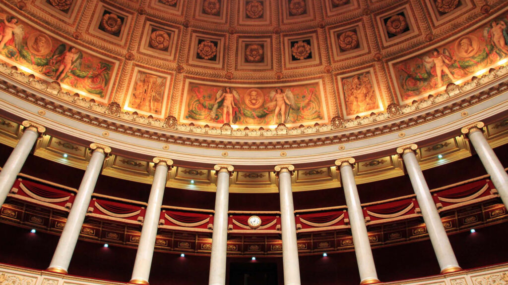 Hémicycle du Palais Bourbon, Paris. // Source : Wikimedia/CC/NonOmnisMoriar (photo recadrée) Hémicycle du Palais Bourbon, Paris. // Source : Wikimedia/CC/NonOmnisMoriar (photo recadrée)
