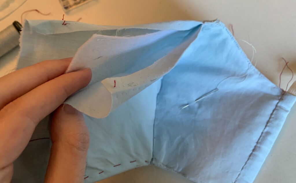 Sur ce bon exemple, on a trois couches : à l'intérieur et à l'extérieur, du coton plutôt fin mais de bonne qualité / densité, et au milieu, une bonne couche de feutrine. Ces trois couches permettent un confort de respiration et une filtration. // Source : Numerama Sur ce bon exemple, on a trois couches : à l'intérieur et à l'extérieur, du coton plutôt fin mais de bonne qualité / densité, et au milieu, une bonne couche de feutrine. Ces trois couches permettent un confort de respiration et une filtration. // Source : Numerama