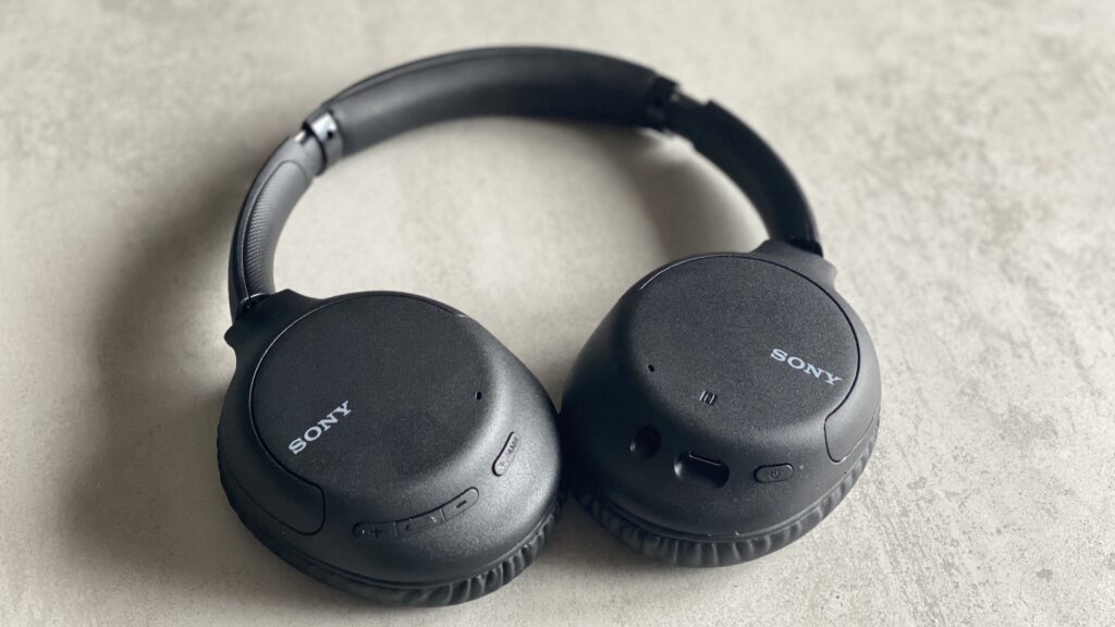 Maxime Le casque Sony WH-CH710 // Source : Maxime Claudel pour Numerama Maxime Le casque Sony WH-CH710 // Source : Maxime Claudel pour Numerama