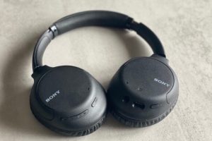 Maxime Le casque Sony WH-CH710 // Source : Maxime Claudel pour Numerama Maxime Le casque Sony WH-CH710 // Source : Maxime Claudel pour Numerama