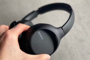 Oreillette du casque Sony WH-CH710 // Source : Maxime Claudel pour Numerama